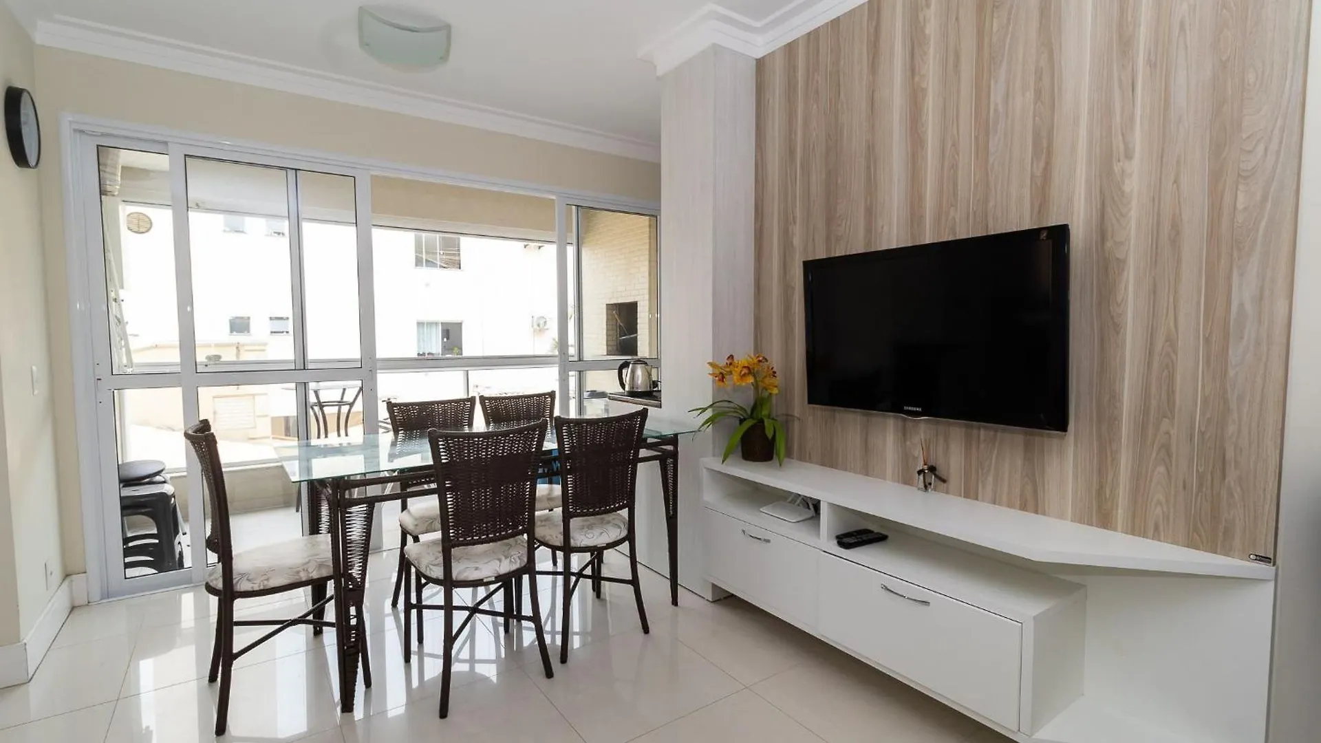 בומבינאס 173 - Apartamento 02 Dormitorios Na Praia De Bombas Para 6 Pessoas