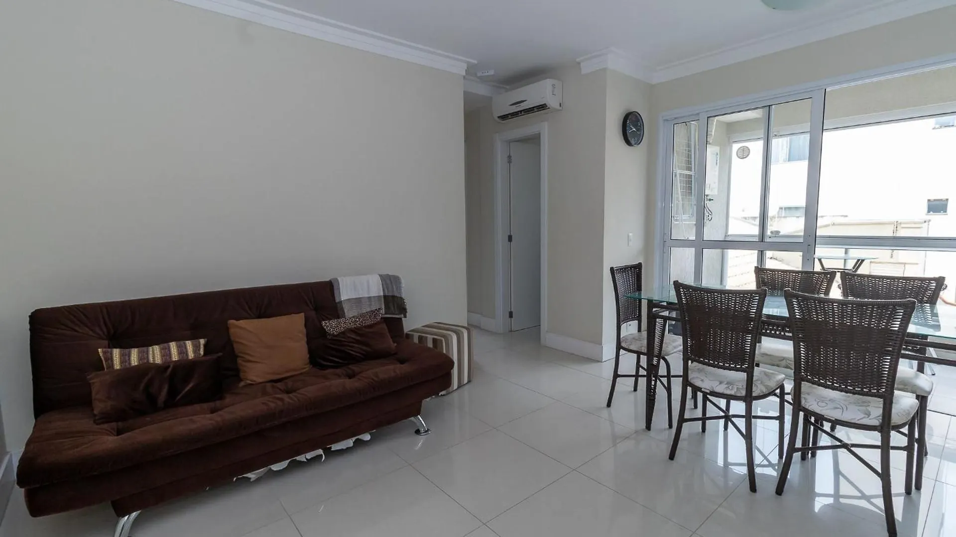 בומבינאס 173 - Apartamento 02 Dormitorios Na Praia De Bombas Para 6 Pessoas